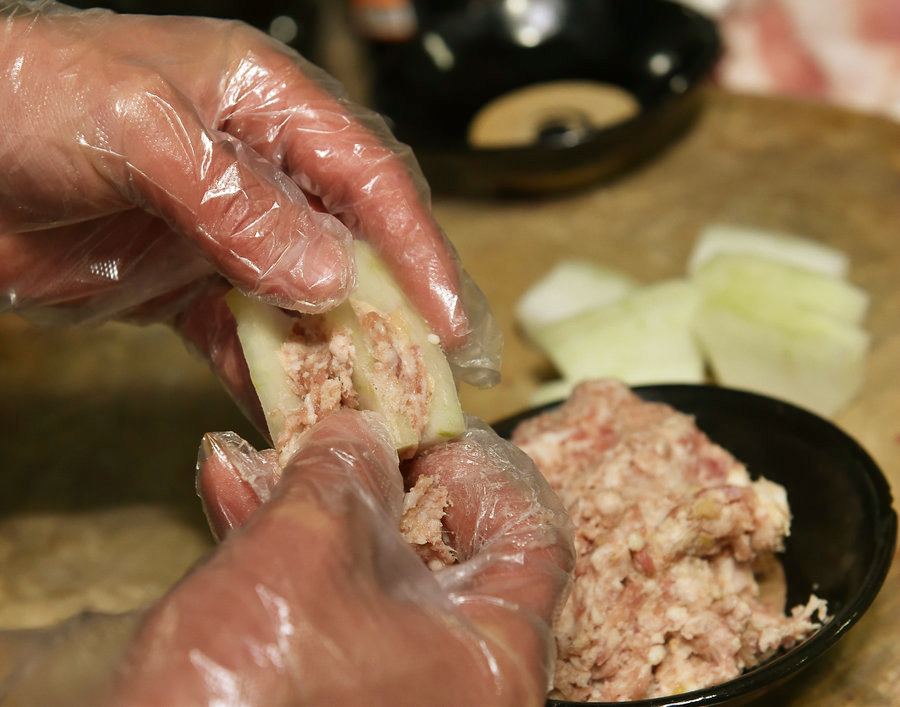 Traditional 'Ba Da Wan' graces dinner table for coming Lunar New Year