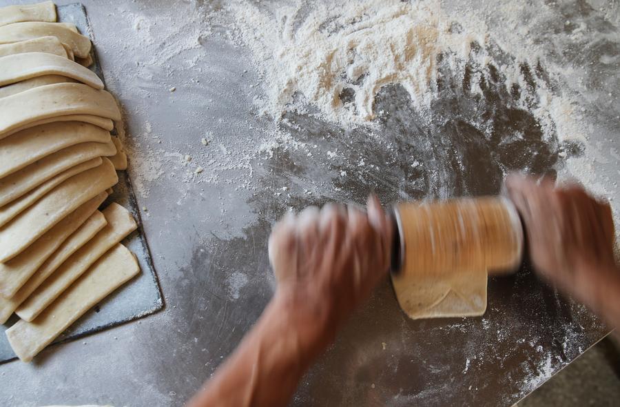 Sesame seed cake: Traditional food of Xiting in E China