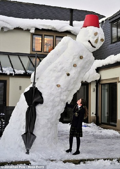 英國近五米高雪人斜而不倒 有望堅(jiān)持到圣誕節(jié)