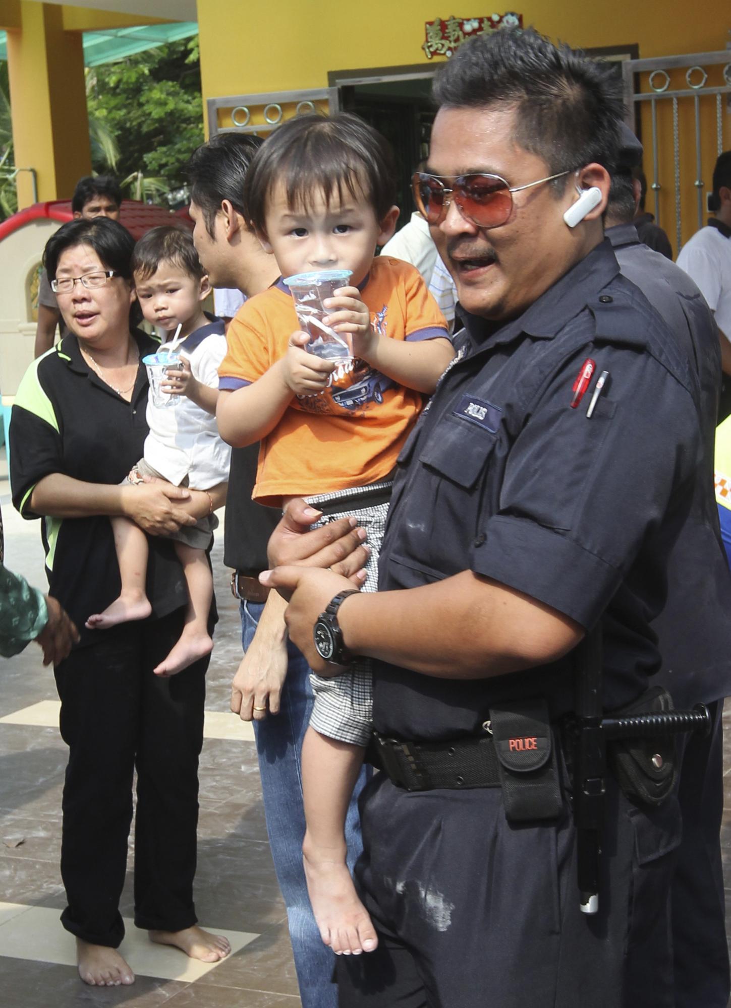 馬來(lái)西亞男子持鐵錘劫持30名幼童 人質(zhì)獲救劫匪頭部中彈