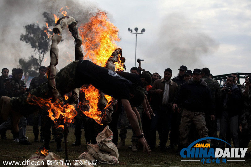 巴勒斯坦學(xué)生軍事訓(xùn)練畢業(yè)式 有模有樣不輸真士兵