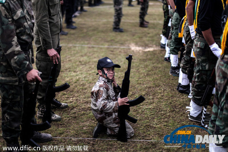 巴勒斯坦學生軍事訓練畢業(yè)式 有模有樣不輸真士兵