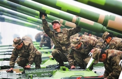 南京軍區(qū)某集團(tuán)軍點(diǎn)驗(yàn)兩棲突擊車裝備