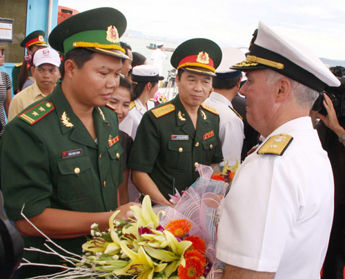 美軍艦抵達越南峴港開始聯(lián)合軍事演練