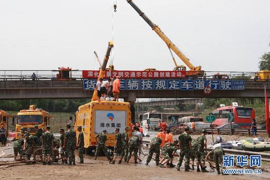 救援人員向京港澳高速公路疏通發(fā)起最后沖鋒