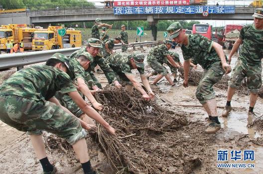 救援人員向京港澳高速公路疏通發(fā)起最后沖鋒