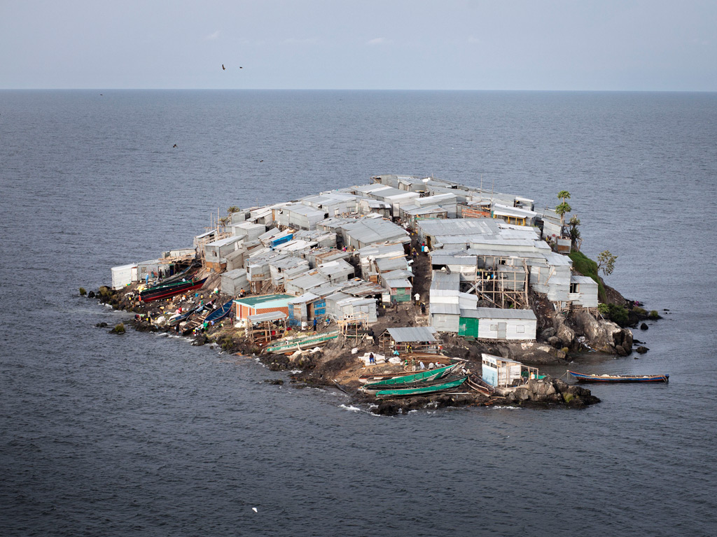 “釣魚”引發(fā)非洲小島之爭 半個足球場大竟住千余人