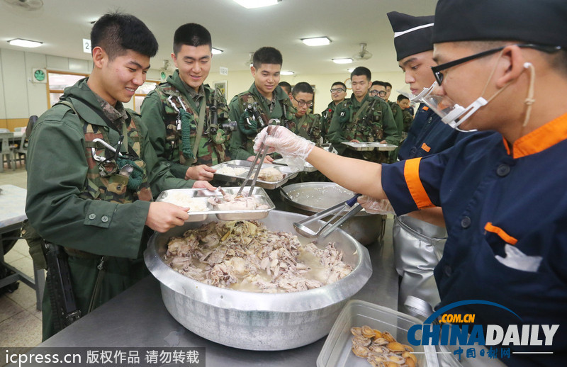 美味大補(bǔ)超幸福！韓國(guó)陸軍訓(xùn)練食譜加入鮑魚參雞湯