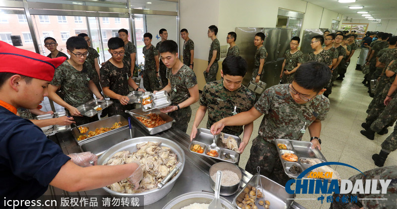 美味大補(bǔ)超幸福！韓國(guó)陸軍訓(xùn)練食譜加入鮑魚(yú)參雞湯