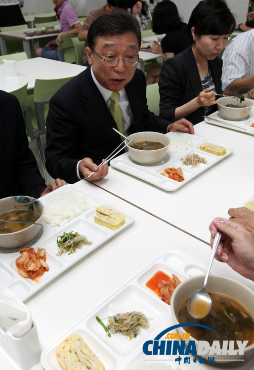 韓首爾大學(xué)校長(zhǎng)吃食堂 緩解學(xué)生對(duì)飯菜漲價(jià)不滿（圖）