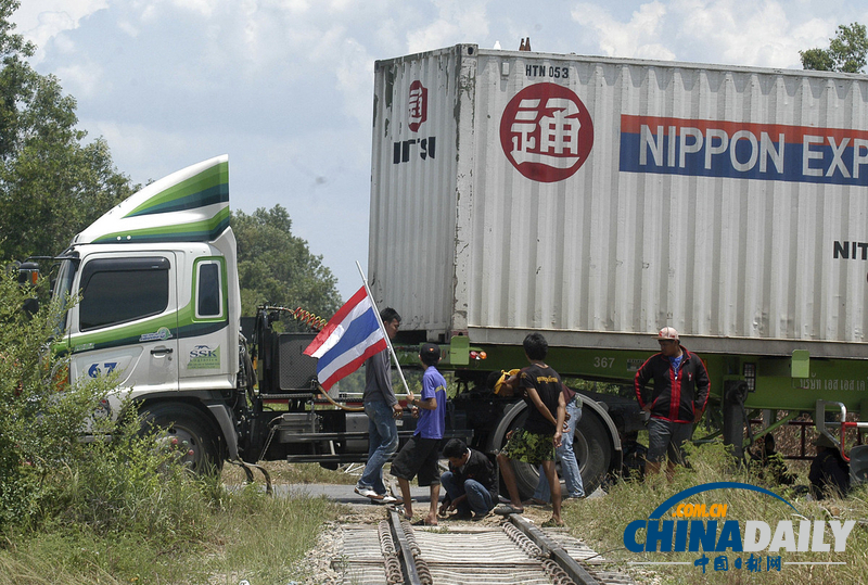 泰國農(nóng)民劫持卡車堵鐵路 要求政府干預橡膠收購價