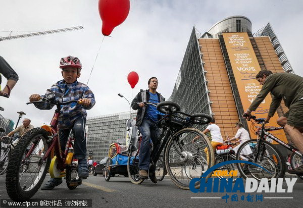 比利時舉辦“無車日”活動 國王攜家人騎車上街