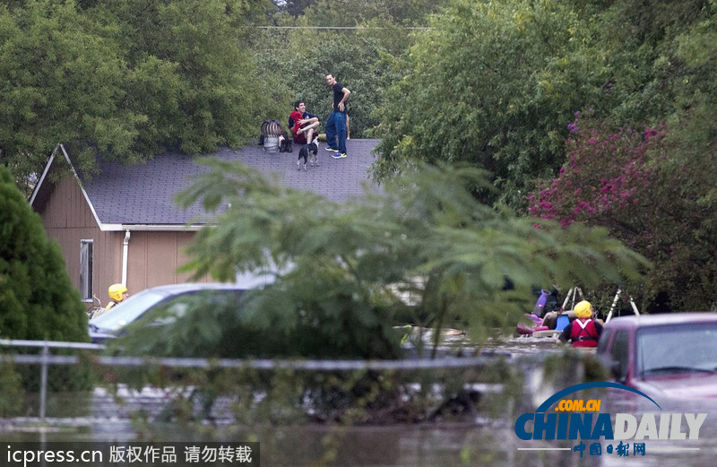 美得州暴雨引發(fā)洪水 居民躲在屋頂?shù)群蚓仍? style=