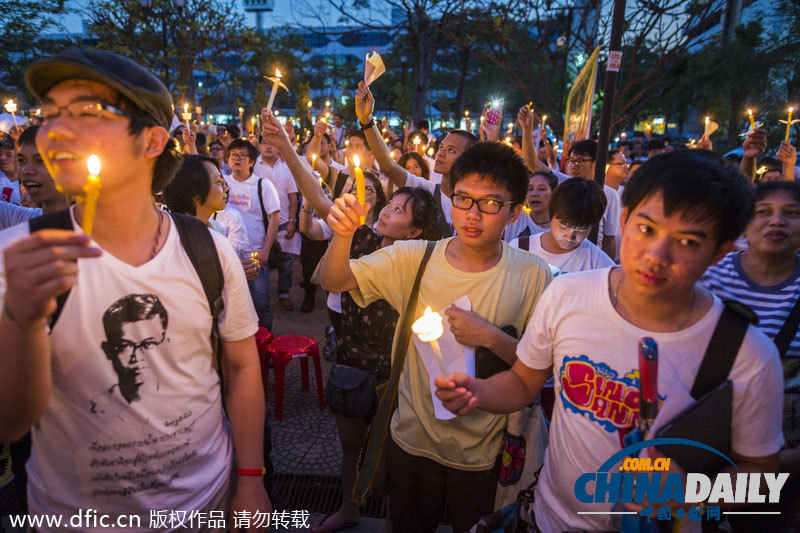 泰民眾燭光祈禱和平解決沖突 13日封鎖如期進(jìn)行