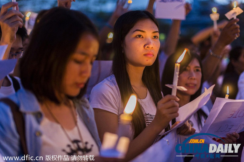 泰民眾燭光祈禱和平解決沖突 13日封鎖如期進(jìn)行