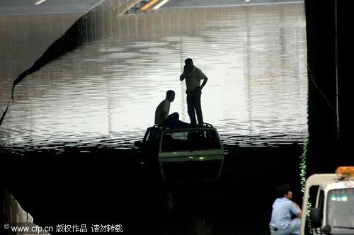 Rainstorm floods streets, clogs traffic in Hefei