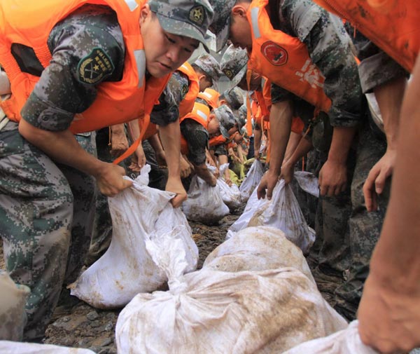 Yangtze River branch breached by flooding