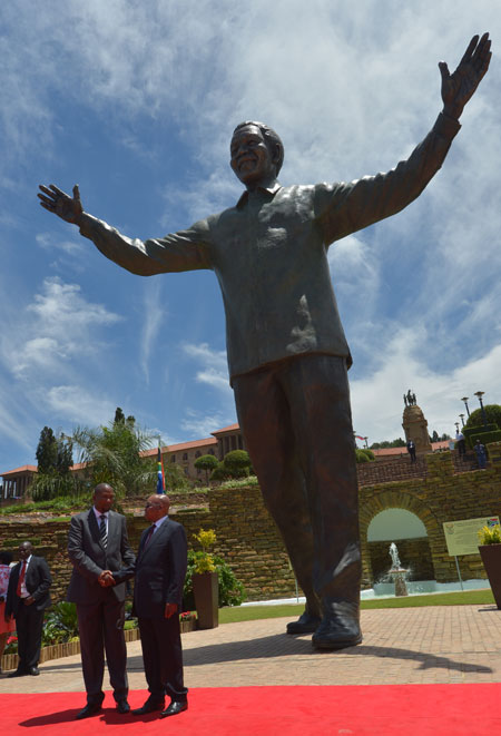 Mandela 'unity' statue unveiled