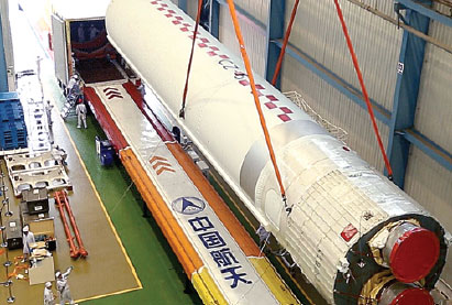 Heavy-lift rocket sets off to Hainan for debut