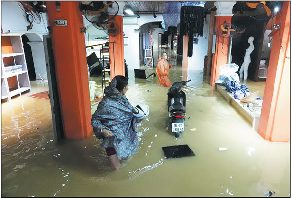 27 dead as typhoon batters Vietnam