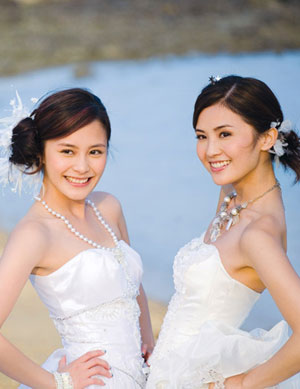 Hong Kong pop duo Twins shot 'wedding' pictures in France. Twins, a Hong Kong-based female Cantopop duo created in the summer of 2001 by Albert Yeung's Emperor Entertainment Group (EEG), is made up of two young ex-models, Charlene Choi Cheuk-Yin (蔡卓妍) and Gillian Chung Yan-Tung (鐘欣桐), who by birth is originally Chung Ka-Lai. (Cri.cn)