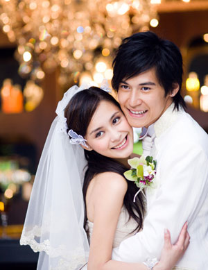 Hong Kong pop duo Twins shot 'wedding' pictures in France. Twins, a Hong Kong-based female Cantopop duo created in the summer of 2001 by Albert Yeung's Emperor Entertainment Group (EEG), is made up of two young ex-models, Charlene Choi Cheuk-Yin (蔡卓妍) and Gillian Chung Yan-Tung (鐘欣桐), who by birth is originally Chung Ka-Lai. (Cri.cn)