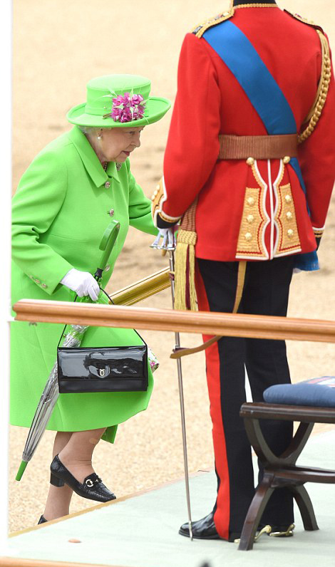 英女王90大壽慶典：女王綠衣出席 夏洛特公主搶鏡（組圖）