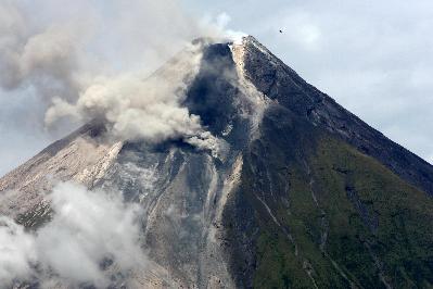 Mayon volcano spews in Legazpi city,the Philippines