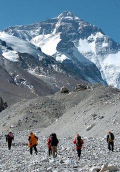 尼泊爾登山者將清理珠穆朗瑪峰垃圾