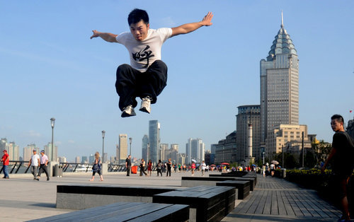 Parkour fans' skills show in Shanghai