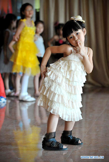 Children take model training sessions in Haikou