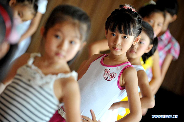 Children take model training sessions in Haikou