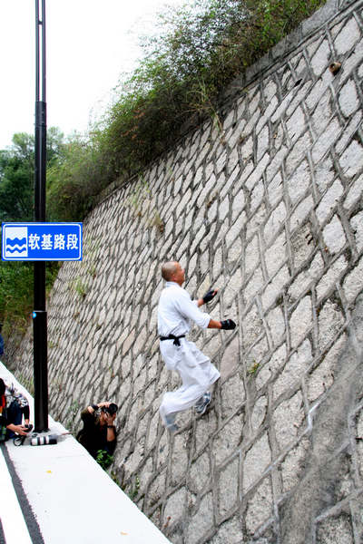 Shaolin monk 'flies' across wall