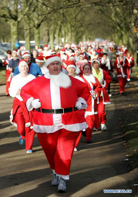 Hilarious 'Santa run' in Europe