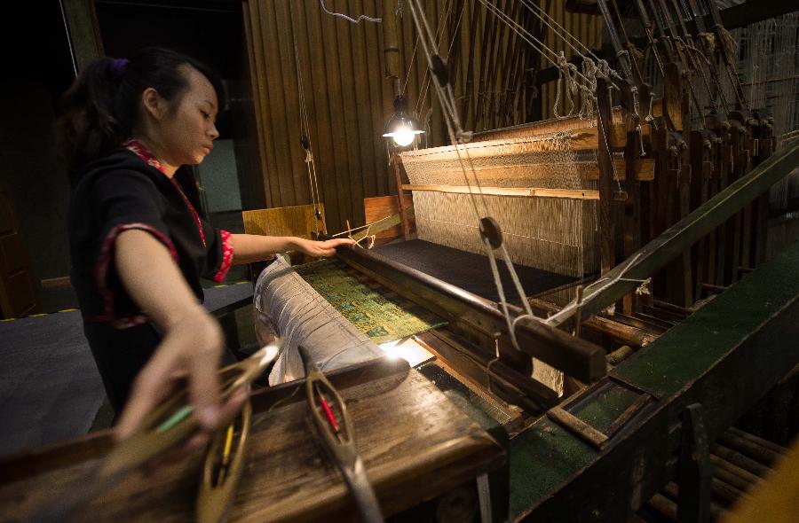 Shu brocade weaved in China's Chengdu