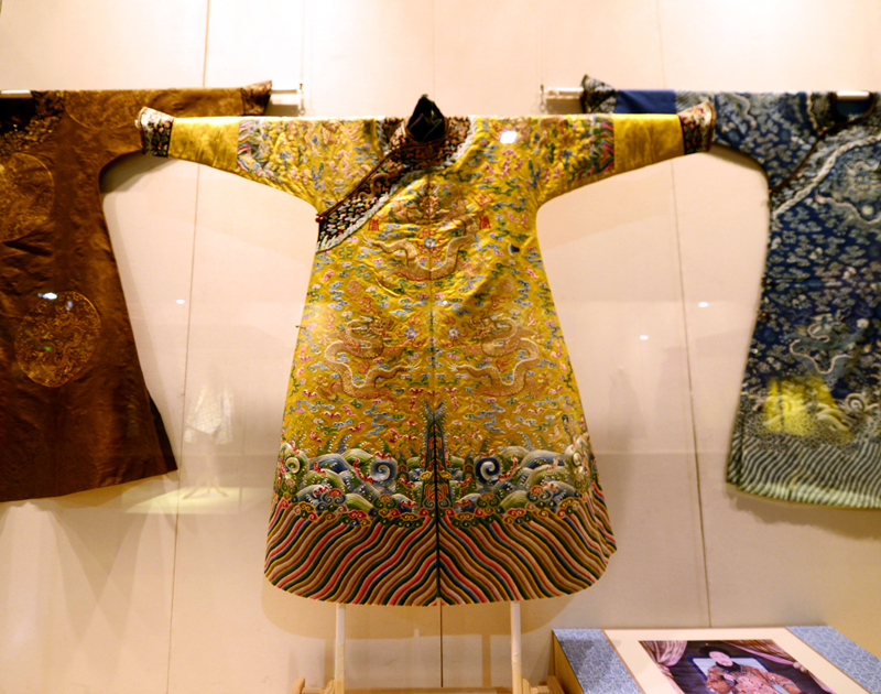 Garments from Ming and Qing dynasties on display