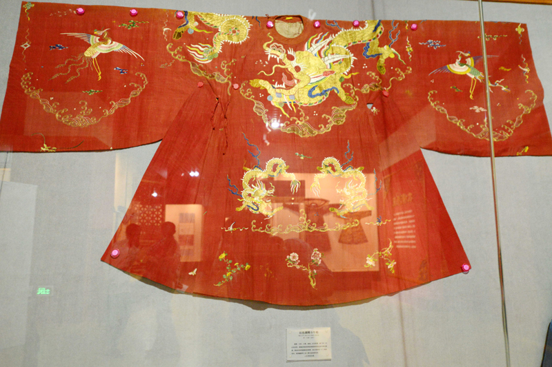 Garments from Ming and Qing dynasties on display