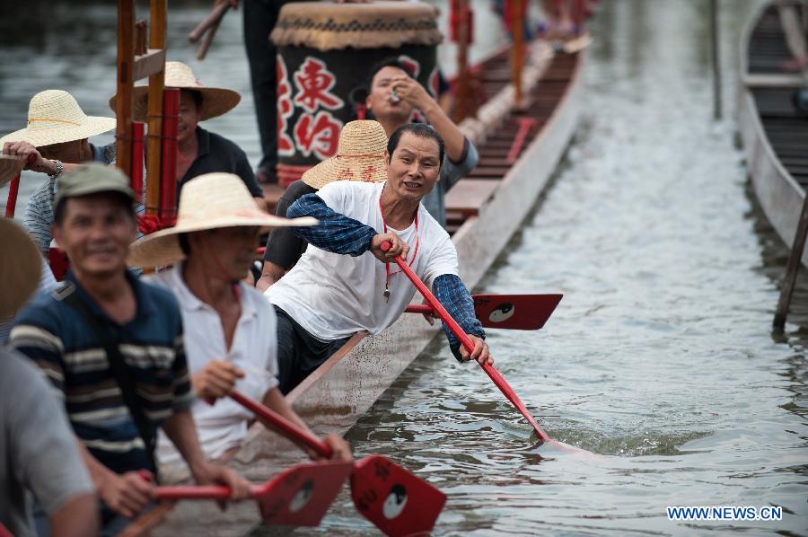 New dragon boat launched at Shangjiao village in Guangzhou