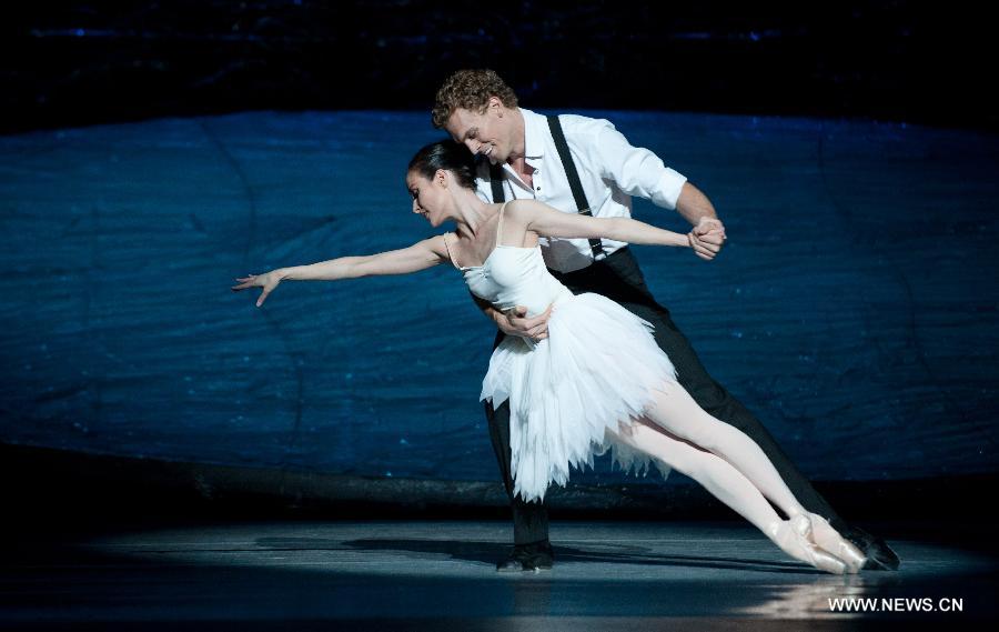 Modern 'Swan Lake' ballet rehearsed in Australia