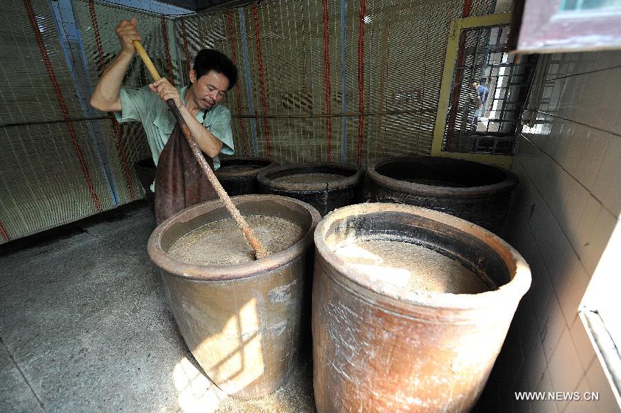 Tech of making Shanxi mature vinegar on display