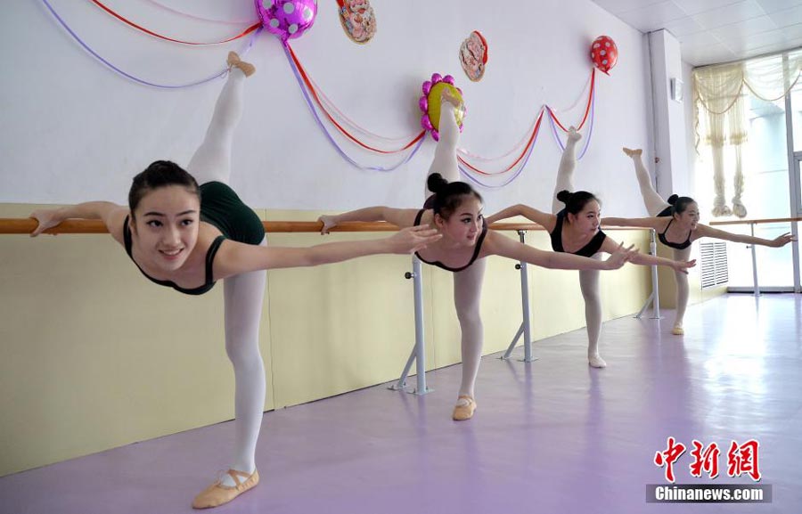 Aspiring dancers prepare for art test