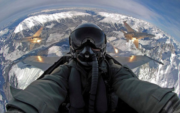 Pilots' selfies go viral online