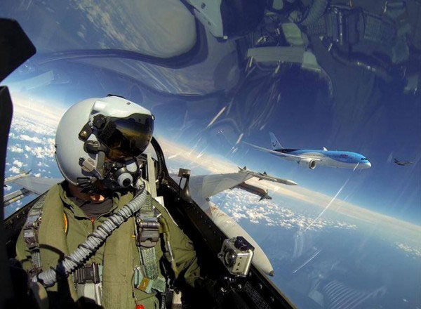 Pilots' selfies go viral online