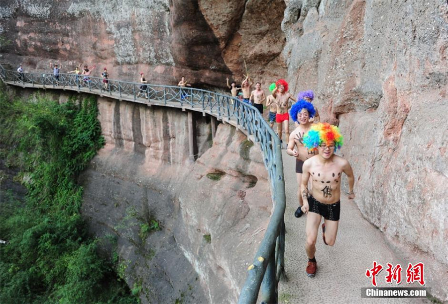 Undies run in Wanfo Mountain in Hunan