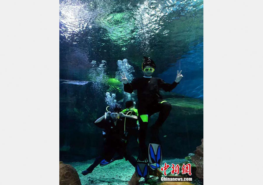 Students go underwater for graduation photos