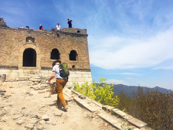 One man's 30-year duty cleaning up the Great Wall