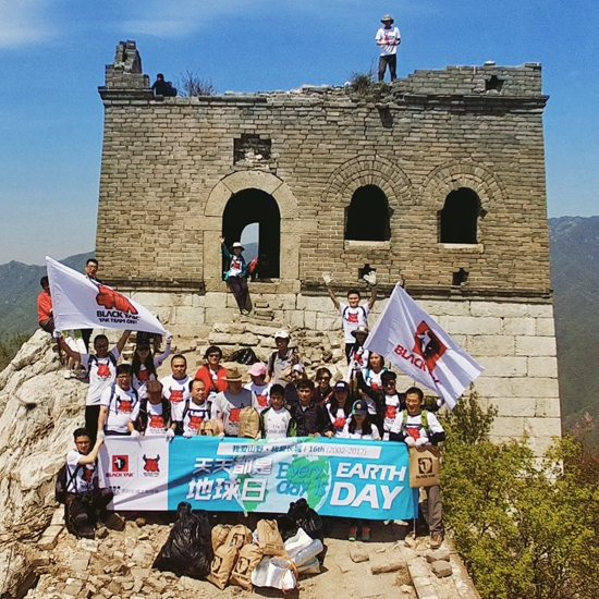 One man's 30-year duty cleaning up the Great Wall