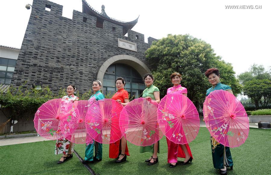 In pics: elderly present cheongsam in E China's Suzhou