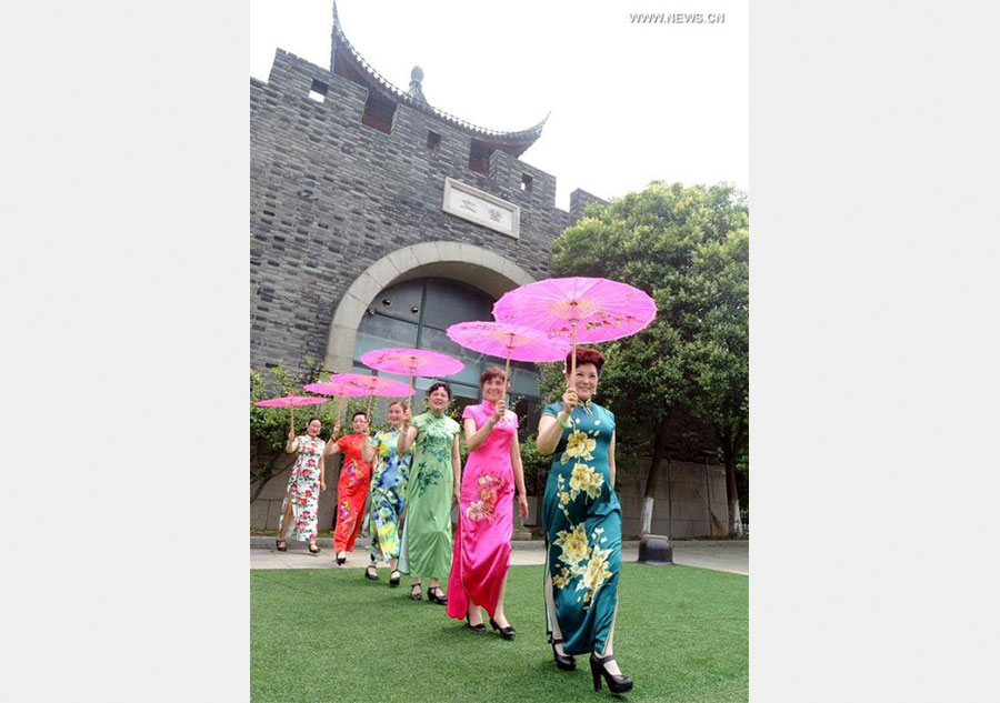 In pics: elderly present cheongsam in E China's Suzhou