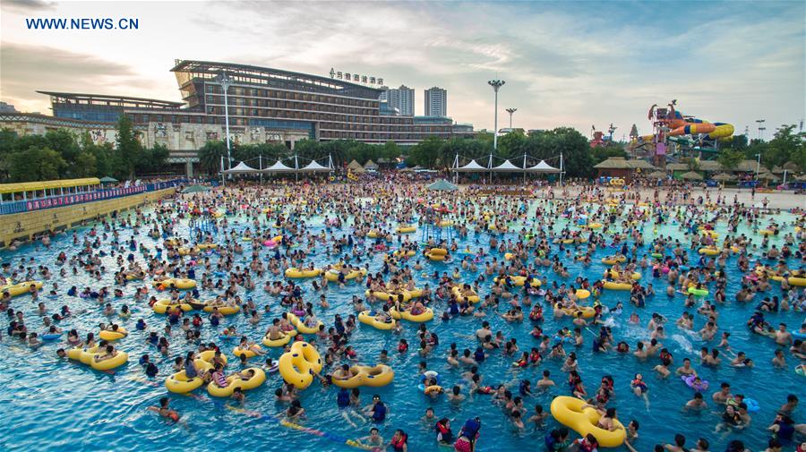 Heat wave drives people to water park in Wuhan